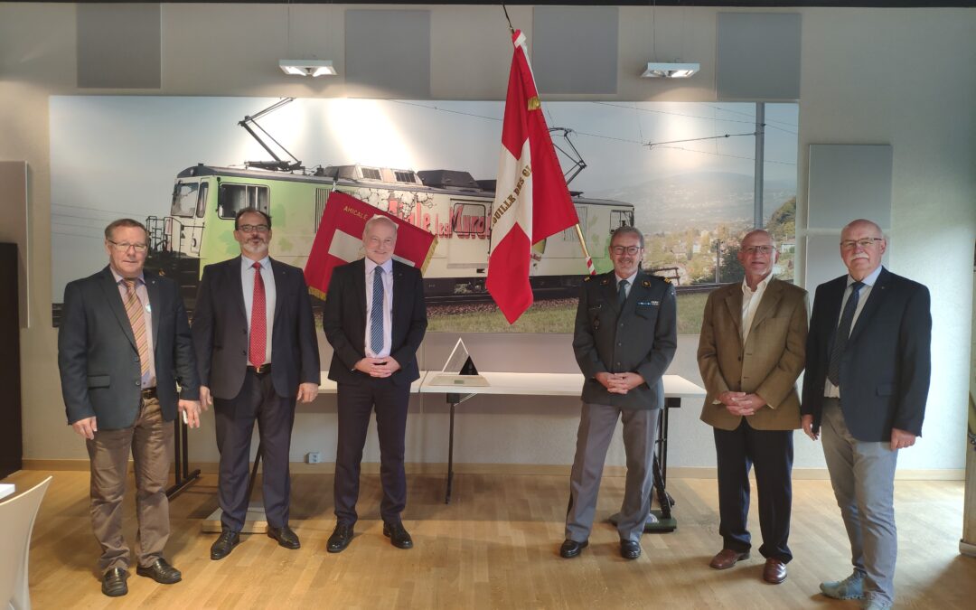 Übergabe der Challenge an den Kommandanten der PdG in Yvorne