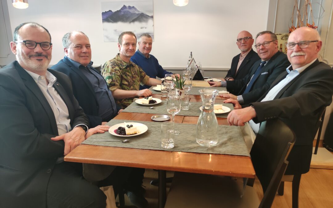 Übergabe der Challenge an den Kommandanten der PdG in Saint-Maurice